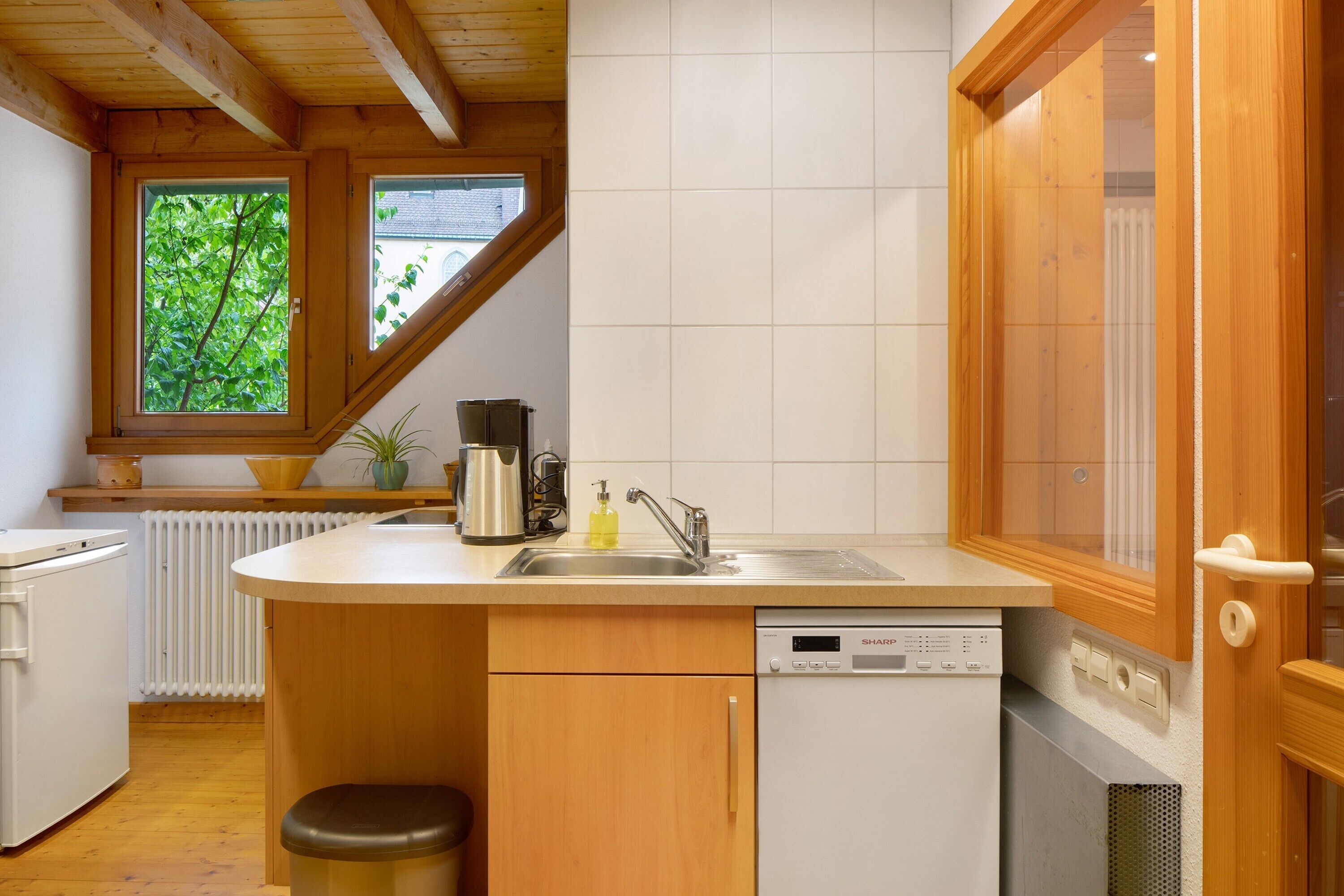 Jääkaappi, uuni, liesi, astianpesukone