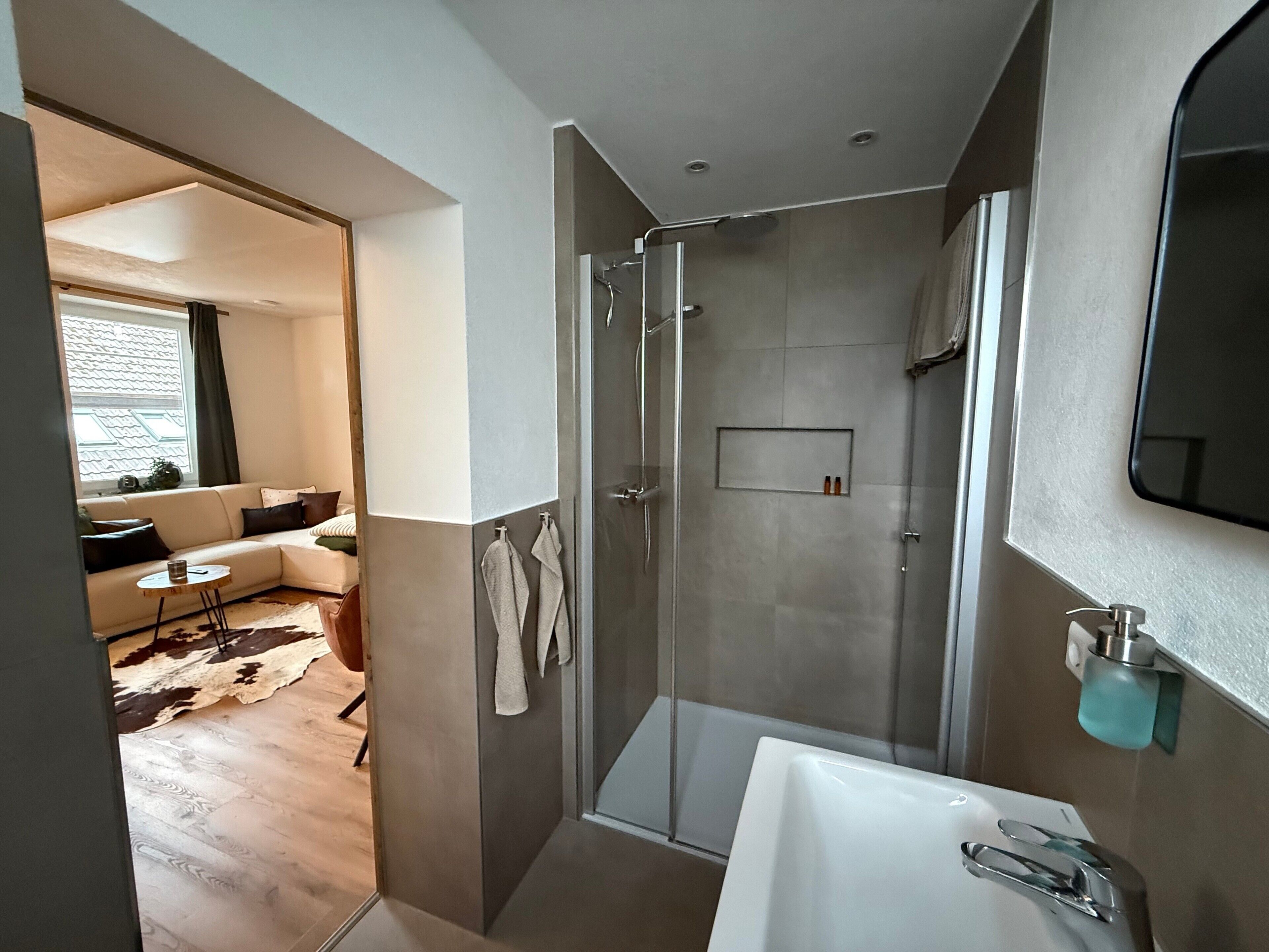 Dusche, Haartrockner, Handtücher