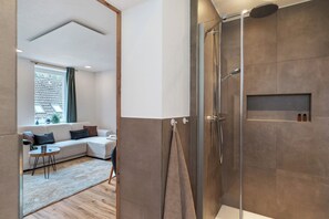 Dusche, Haartrockner, Handtücher