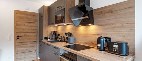 Kühlschrank, Mikrowelle, Ofen, Herdplatte