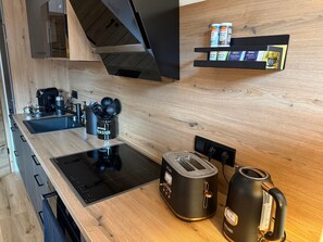 Kühlschrank, Mikrowelle, Ofen, Herdplatte