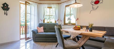 TV, DVD player, table tennis, stereo