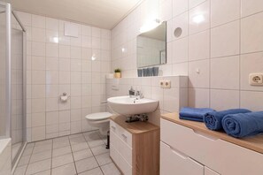 Een douche, een haardroger, handdoeken