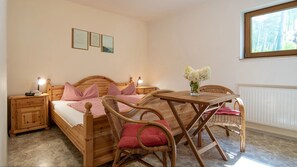 2 bedrooms, iron/ironing board, free WiFi, bed sheets - Apartment 'Wiesengrund' with Mountain View, Private Terrace and Wi-Fi (Oppenau)