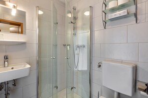 Een douche, een haardroger, handdoeken