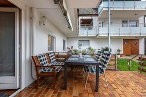 Outdoor dining - Room 'Doppelzimmer 2 - Müller Thurgau' with Shared Terrace, Shared Garden and Wi-Fi (Bad Bellingen)