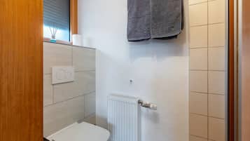 Douche, sĂšche-cheveux, serviettes fournies