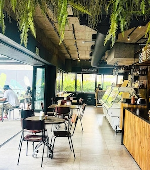 Dining - Cozy 1-bedroom apartment with kitchen, gym, rooftop, WiFi in fantastic Sandton (Sandton)