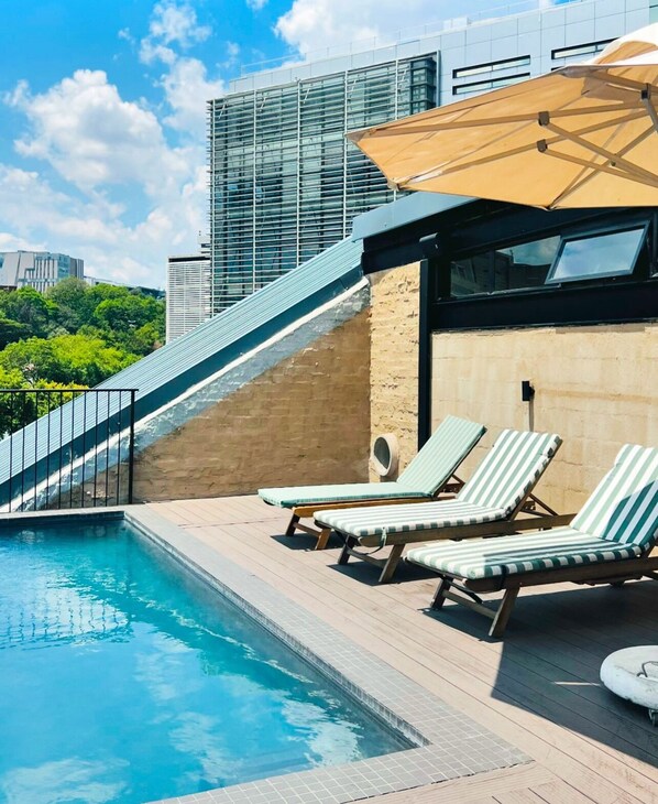 Pool - Cozy 1-bedroom apartment with kitchen, gym, rooftop, WiFi in fantastic Sandton (Sandton)