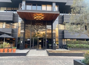 Exterior detail - Cozy 1-bedroom apartment with kitchen, gym, rooftop, WiFi in fantastic Sandton (Sandton)