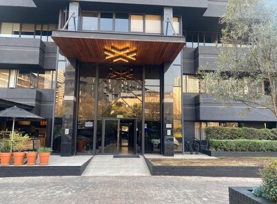 Cozy 1-bedroom apartment with kitchen, gym, rooftop, WiFi in fantastic Sandton