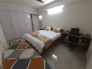 2 bedrooms, iron/ironing board, WiFi, bed sheets - Superb flat in heart of Chennai shopping district  (Chennai)