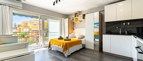 Tabla de planchar con plancha, wifi gratis, ropa de cama