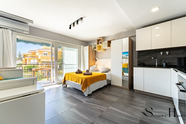 Tabla de planchar con plancha, wifi gratis y ropa de cama 