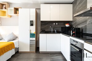 Fridge, microwave, oven, dishwasher - Stylish Studio Close by the Sea REF029 (Benalmádena)
