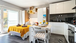 Un apartamento moderno con cama, comedor y cocina.