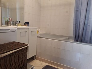 Bathroom - T4-5 with view of the Alps 5 minutes from Lyon (La Mulatière)