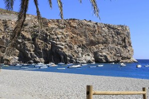 On the beach, beach towels - Comeback Hotel California (Calahonda)