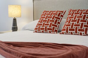 4 bedrooms, iron/ironing board, WiFi, bed sheets - Comeback Hotel California (Calahonda)