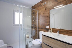 Dusche, Haartrockner, Handtücher, Seife