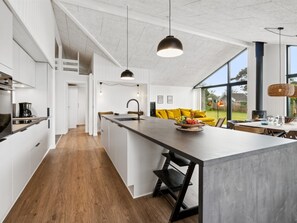 Kühlschrank, Mikrowelle, Geschirrspüler, Kochgeschirr/Geschirr/Besteck