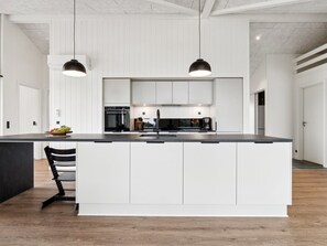 Kühlschrank, Mikrowelle, Geschirrspüler, Kochgeschirr/Geschirr/Besteck
