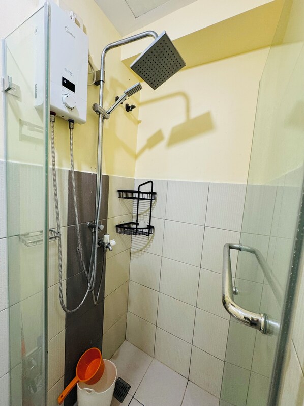 Hair dryer, towels, soap, toilet paper - Cozy condo in enjoyable Taguig with WiFi, AC (Taguig)