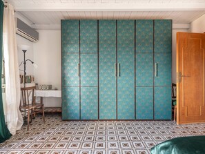 4 bedrooms, iron/ironing board, travel cot, WiFi