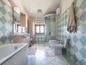 Sèche-cheveux, bidet, serviettes fournies, savon