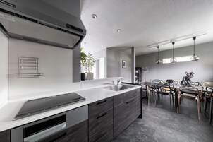 Full-size fridge, microwave, oven, stovetop