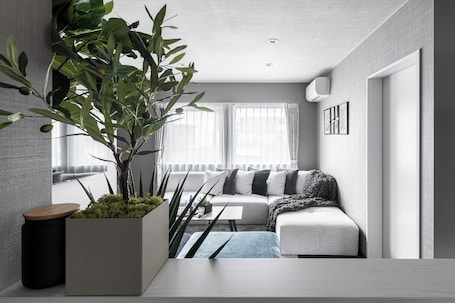 Una televisión de pantalla plana. THE SERENITY