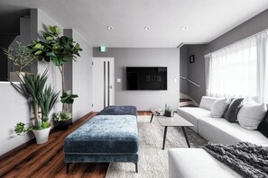 Una televisión de pantalla plana