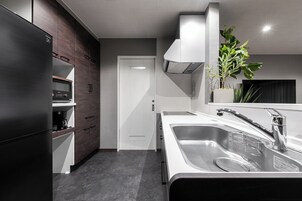 Full-size fridge, microwave, oven, stovetop