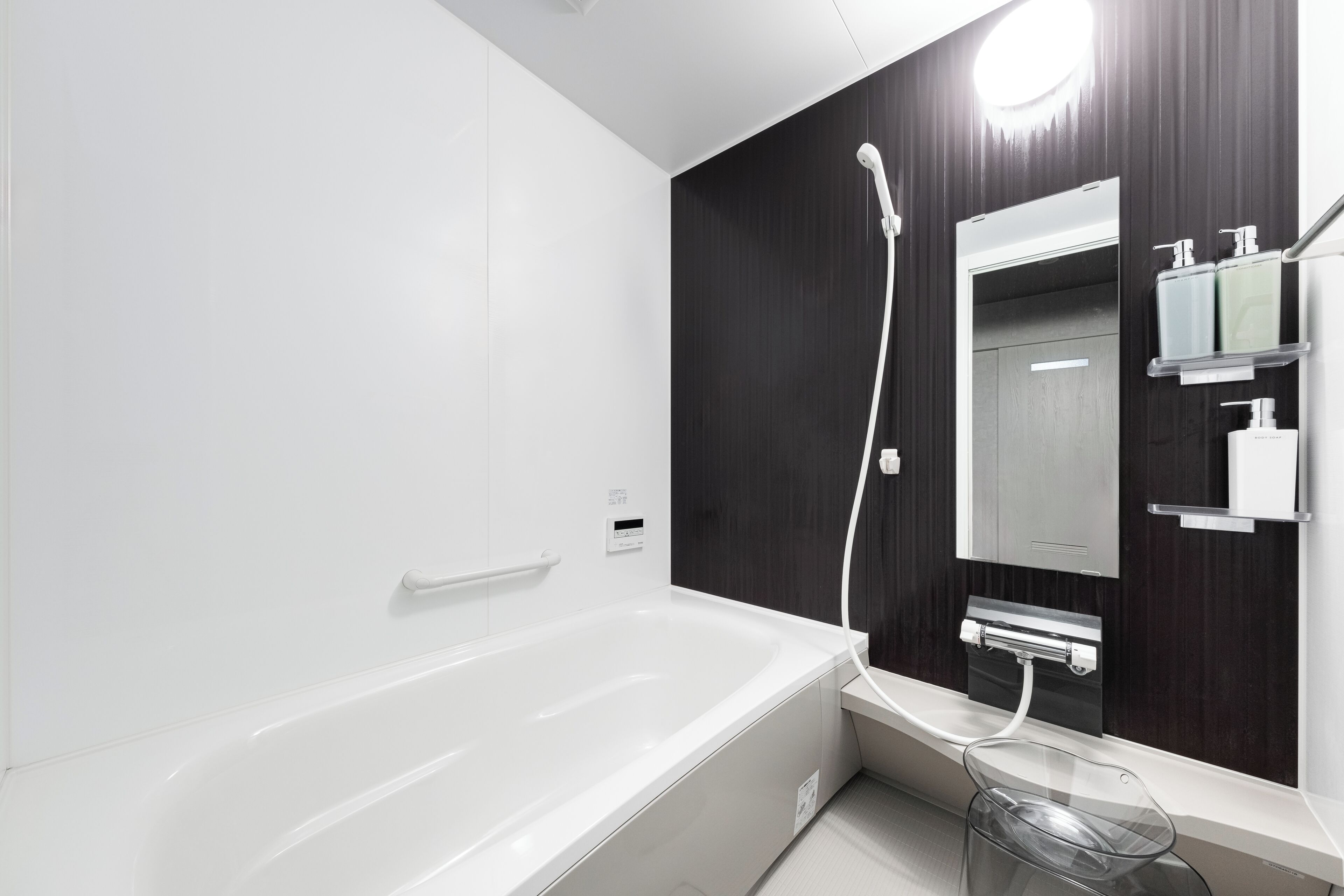 Bañera con ducha, artículos de tocador gratuitos, secador de pelo