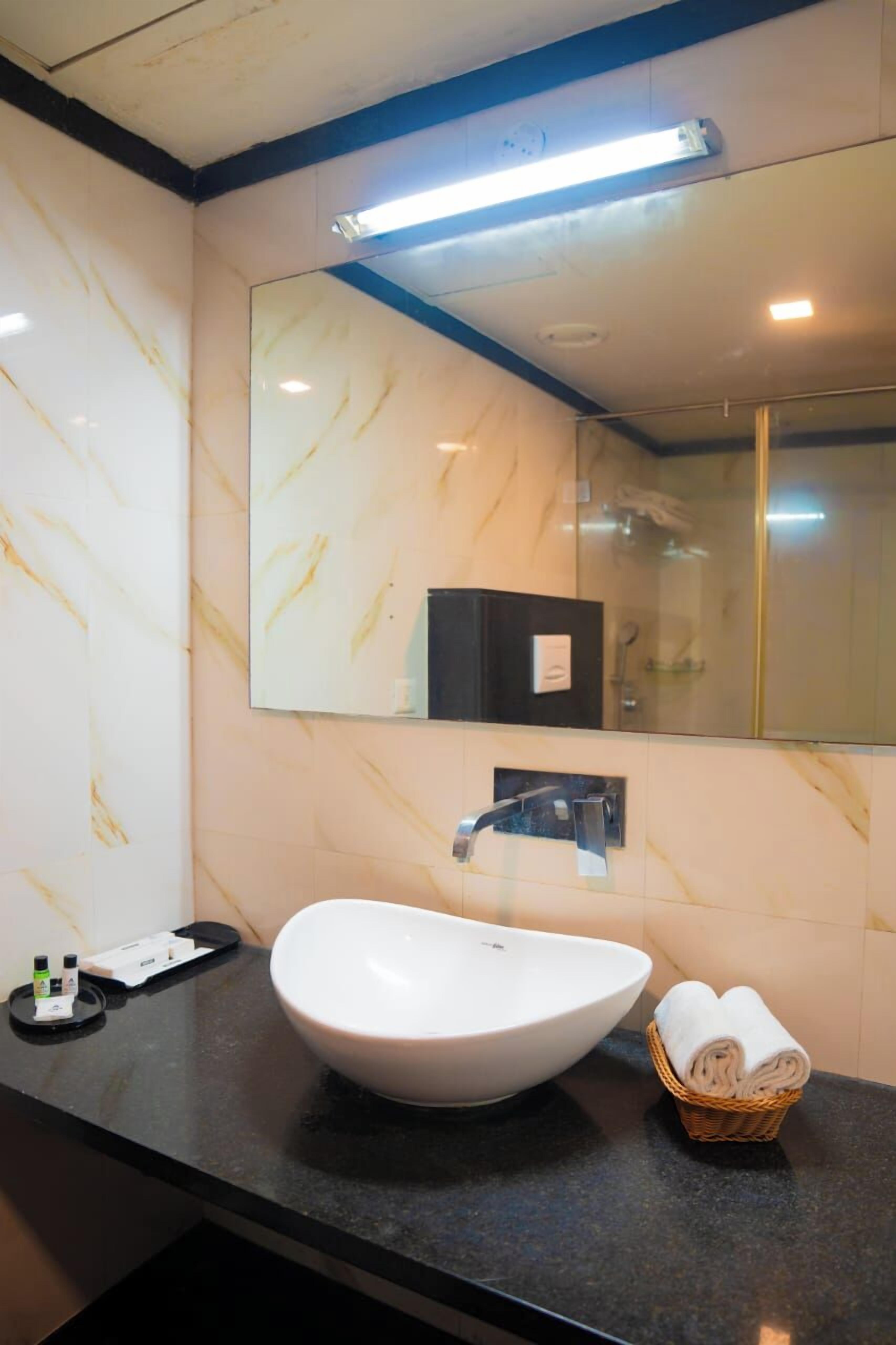 Deluxe Double Room | Bathroom | Towels