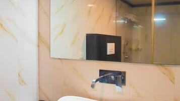 Deluxe Double Room | Bathroom | Towels