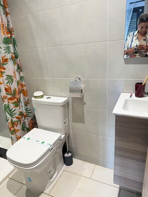 Douche, séchoir à cheveux, serviettes fournies, savon
