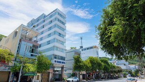 A multi-story hotel with a modern design, featuring a prominent entrance and a visible restaurant on the ground floor.