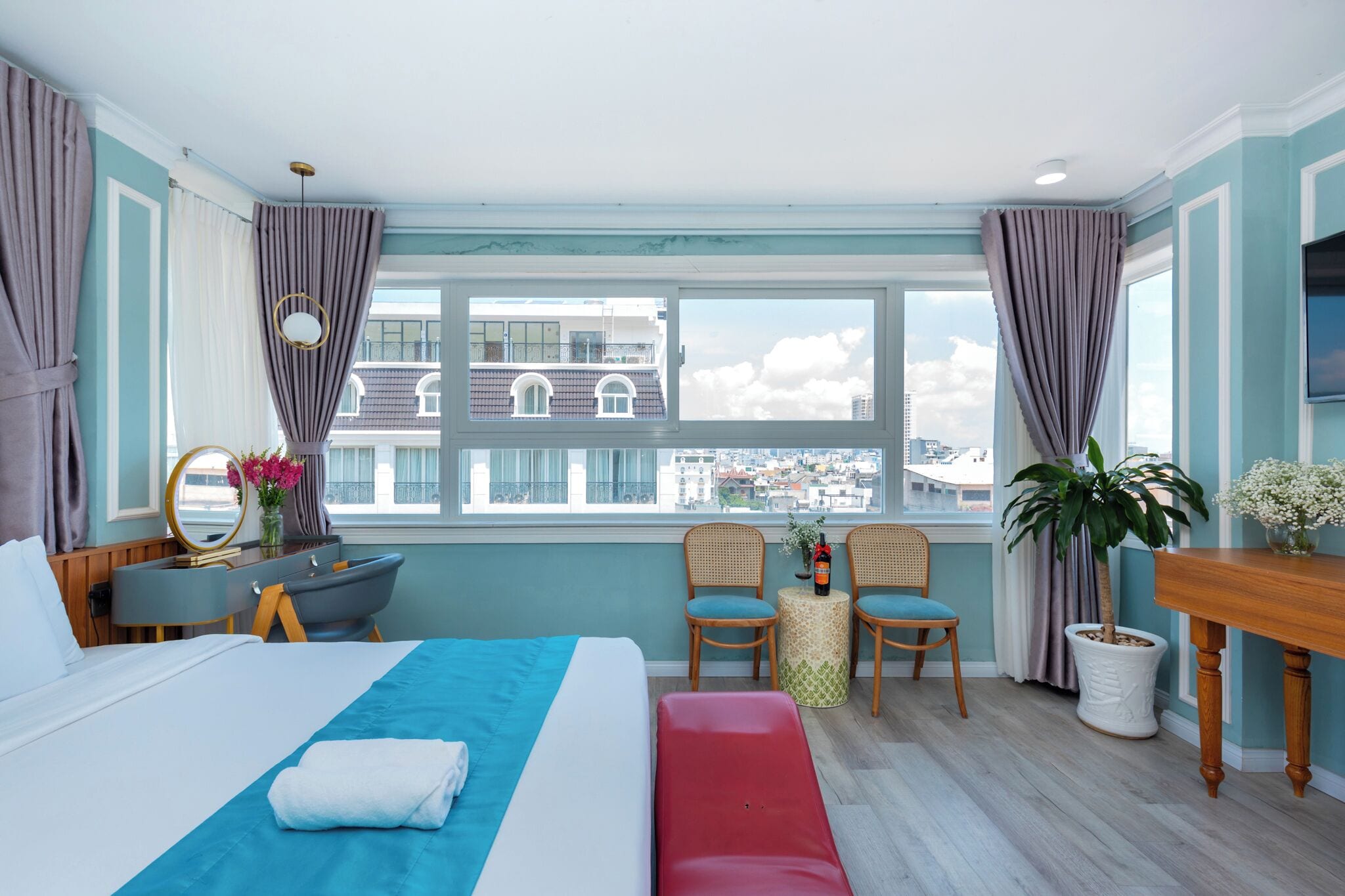 Ropa de cama de alta calidad, colchones con efecto memoria y minibar 