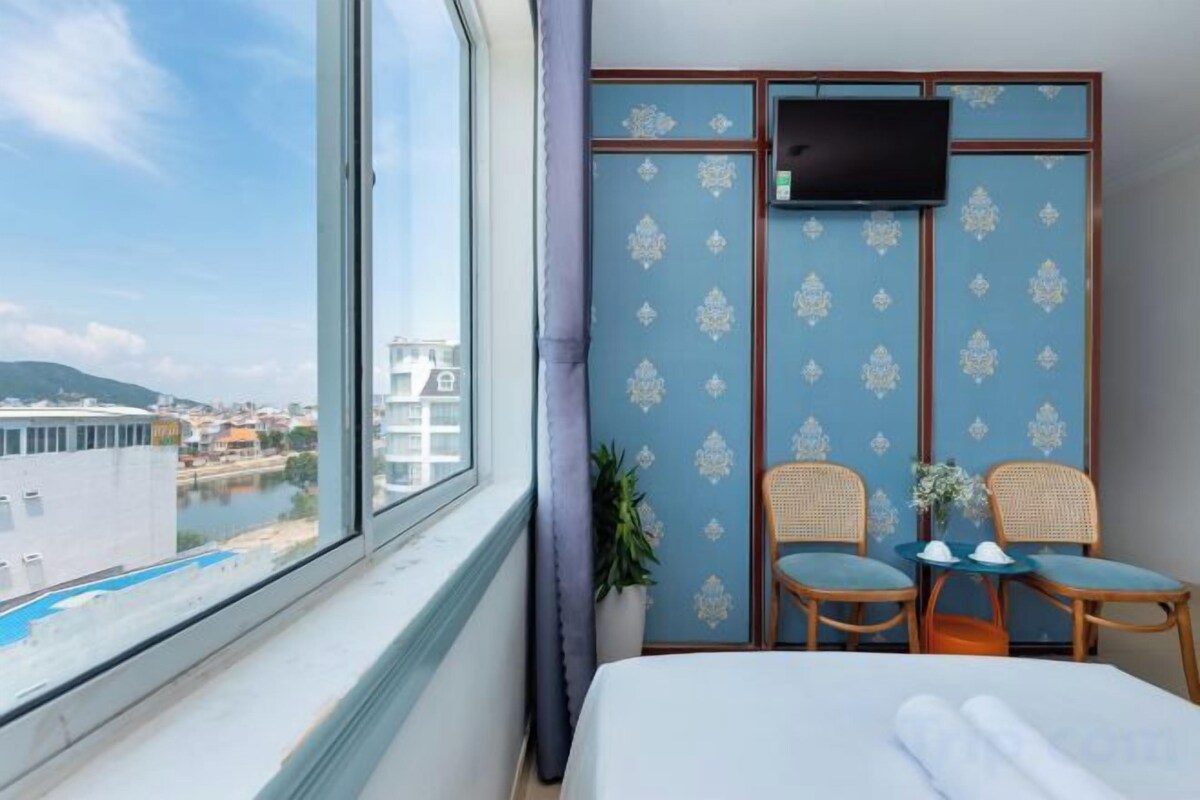 Literie de qualité supérieure, matelas mémoire de forme, minibar, bureau