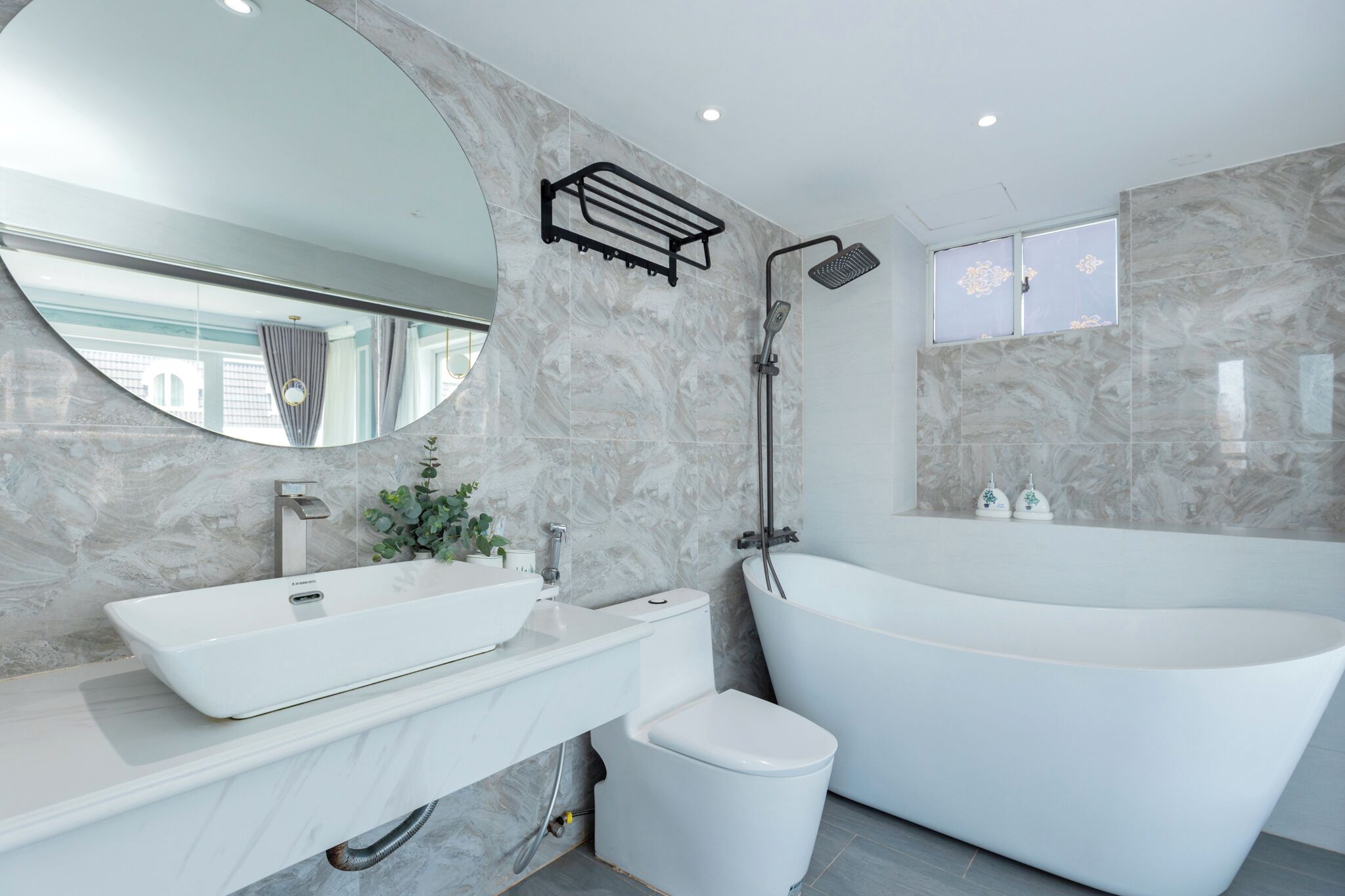 Habitación de lujo doble, bañera | Baño | Artículos de higiene personal de diseño, secador de pelo y zapatillas