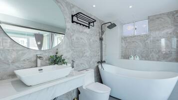 Habitación doble de lujo, tina | Baño | Amenidades de baño de diseñador, secadora de cabello, pantuflas, bidet