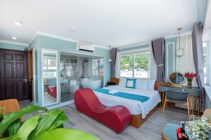 ห้องลักซ์ชัวรี่ดับเบิล, อ่างอาบน้ำ | เครื่องนอนระดับพรีเมียม, เตียงเมมโมรีโฟม, มินิบาร์, โต๊ะทำงาน