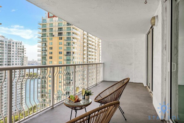 Property grounds - Luxury Condo in Brickell, Beautiful Amenities (Miami)