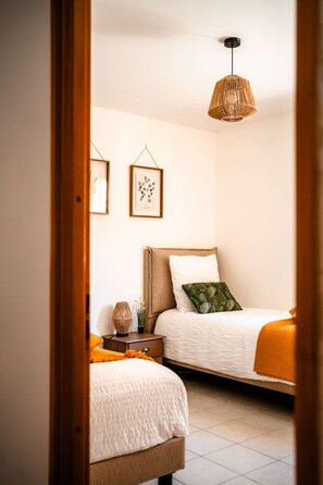 5 habitaciones, escritorio, tabla de planchar con plancha y wifi 