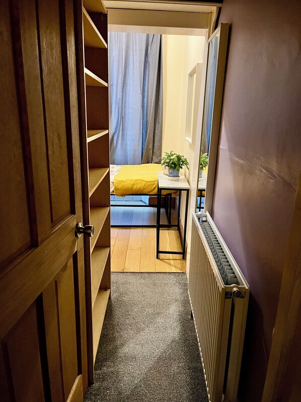 1 غرفة نوم ومكواة/لوح كي وواي فاي وملاءات أسرّة