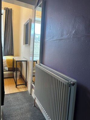 1 غرفة نوم ومكواة/لوح كي وواي فاي وملاءات أسرّة