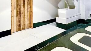 Een trap met een houten deur en witte wanden.
