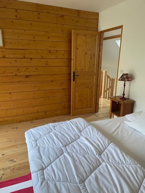 2 chambres, fer et planche à repasser