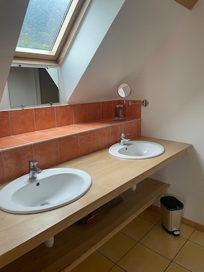 Douche, sèche-cheveux, savon, papier toilette